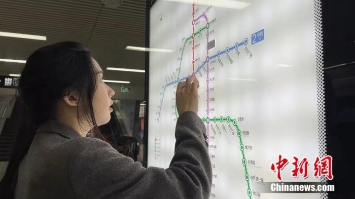 李佳夢(mèng)正在坐地鐵。呂盛楠 攝