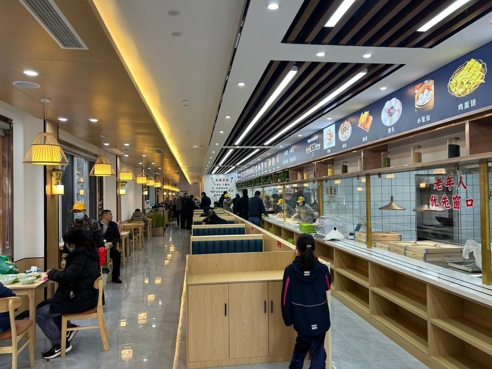 位于安徽合肥市瑤海區(qū)和平路街道綠苑社區(qū)的社區(qū)老年大食堂。（綠苑社區(qū)供圖）