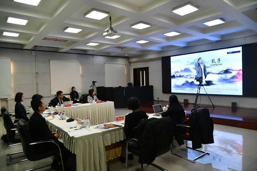 與會嘉賓觀看由美洲中心策劃制作的“一帶一路”主題視頻節(jié)目《習語用典——大道不孤 眾行致遠》。