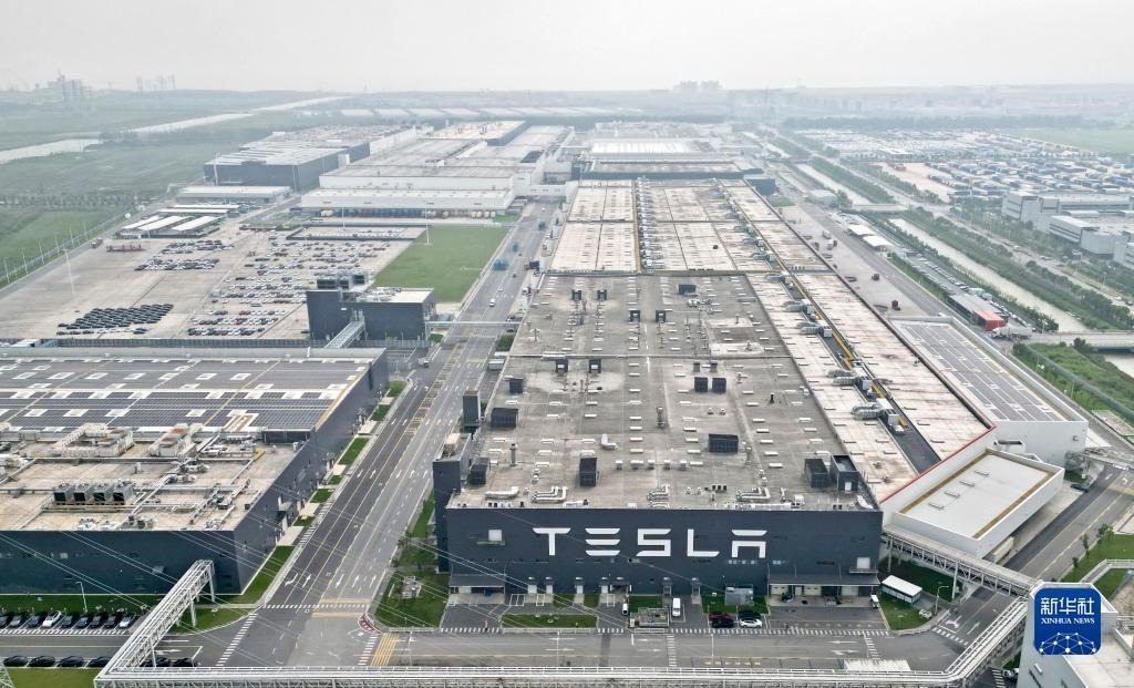 這是在中國(guó)（上海）自由貿(mào)易試驗(yàn)區(qū)臨港新片區(qū)拍攝的特斯拉上海超級(jí)工廠（2023年9月26日攝，無(wú)人機(jī)照片）。新華社記者 劉穎 攝