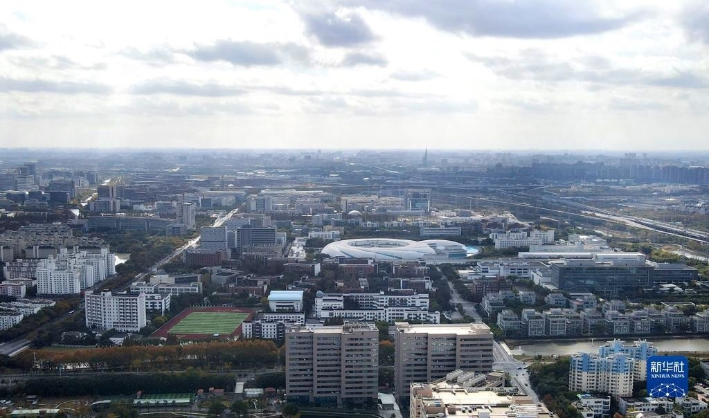 這是2023年11月25日在上海浦東新區(qū)張江科學(xué)城拍攝的形如鸚鵡螺的大科學(xué)裝置上海光源（中）（無(wú)人機(jī)照片）。新華社記者 方喆 攝