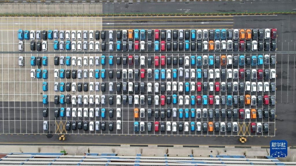 這是2023年7月9日在上海外高橋海通汽車碼頭拍攝的等待裝船運(yùn)往澳大利亞的上汽MG品牌汽車和新能源車（無(wú)人機(jī)照片）。新華社記者 方喆 攝