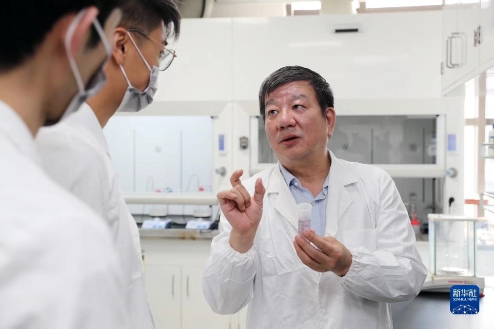 中國(guó)科學(xué)院院士、國(guó)家自然科學(xué)獎(jiǎng)一等獎(jiǎng)得主趙東元在復(fù)旦大學(xué)實(shí)驗(yàn)室里指導(dǎo)學(xué)生（2023年9月2日攝）。新華社記者 劉穎 攝