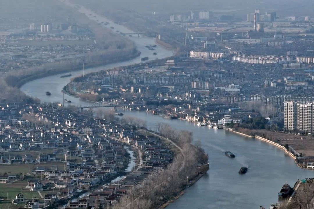 2月16日，貨船行駛在京杭大運河江蘇寶應(yīng)段。新華社發(fā)（沈冬兵攝）