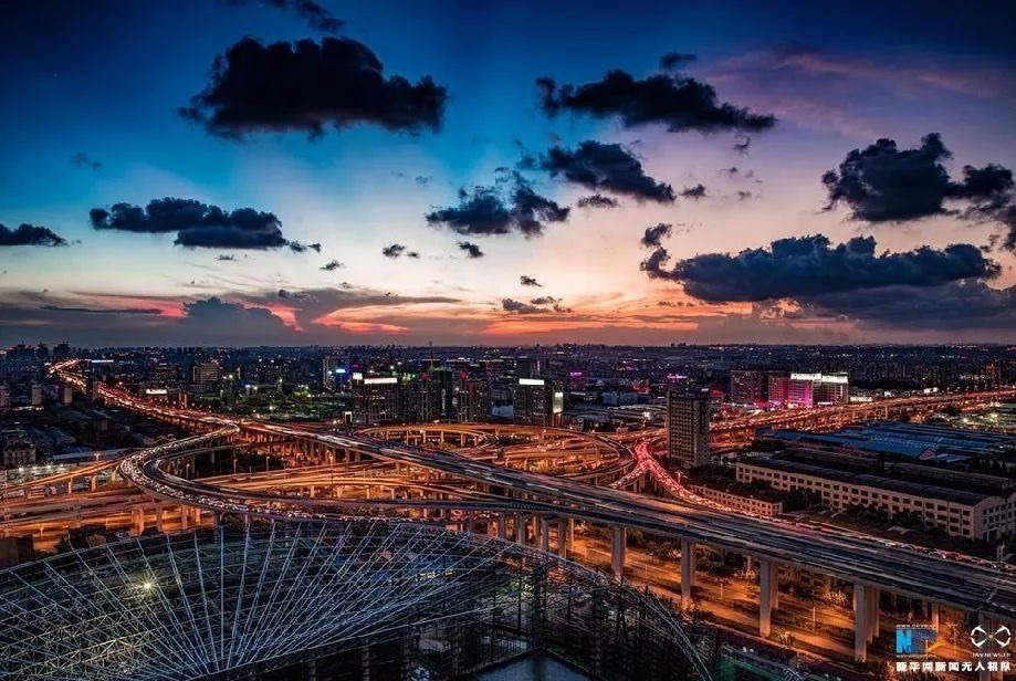 傍晚時刻的上海立交橋。新華網(wǎng)發(fā) 田橫 攝