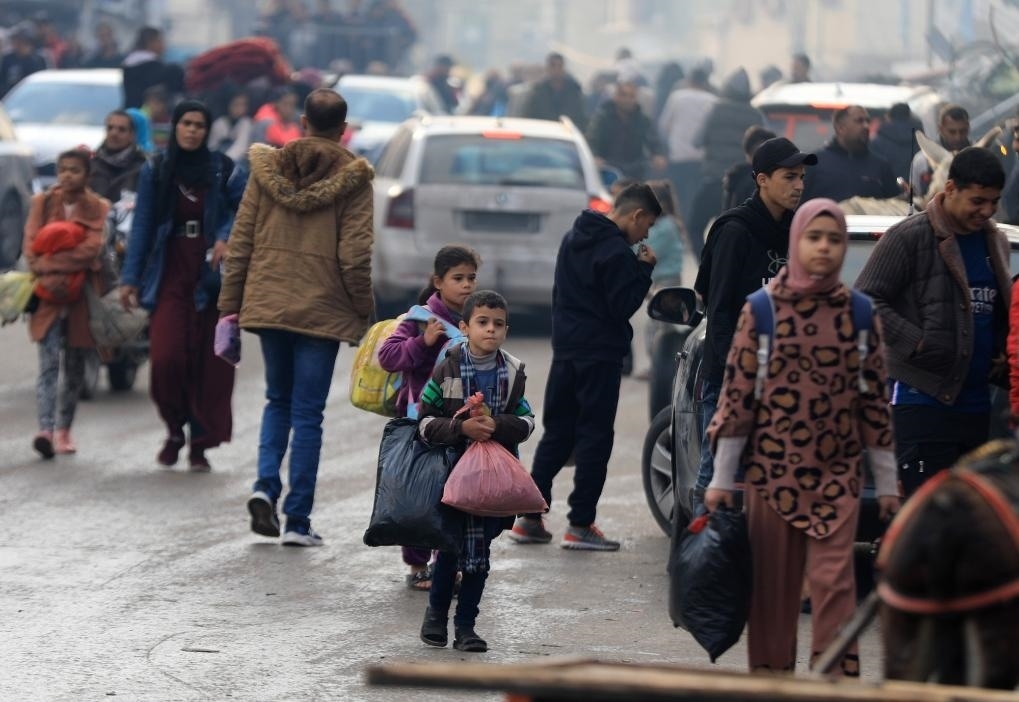 12月1日，在加沙地帶南部城市汗尤尼斯，人們在以軍恢復(fù)軍事行動后逃離家園。新華社發(fā)（亞西爾·庫迪攝）