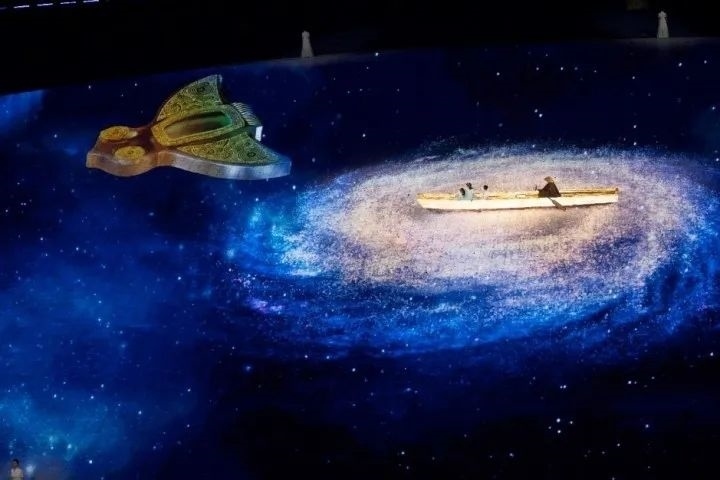 杭州第4屆亞殘運會閉幕式上，吉祥物飛飛幻化回良渚玉鳥的模樣，盤旋于夜色之中。記者 倪雁強 董旭明 攝