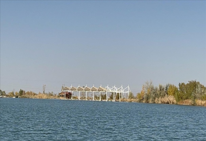 2023年11月1日，督察組拍攝到弱水花海景區(qū)建有人工湖及水上游樂設施。（中央第四生態(tài)環(huán)境保護督察組供圖）