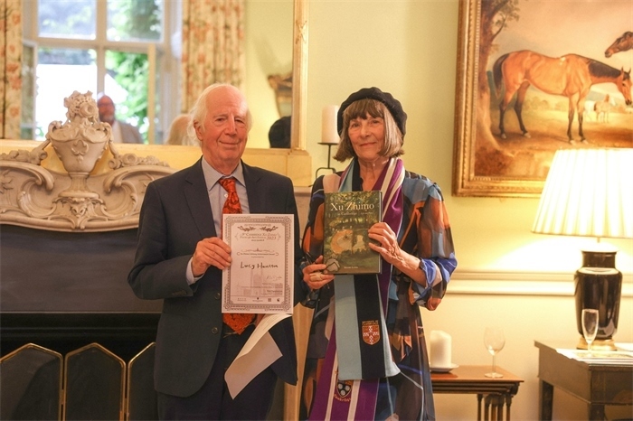 艾倫·麥克法蘭教授為漢密爾頓頒發(fā)文學(xué)類終身成就獎(jiǎng)。雨珊攝