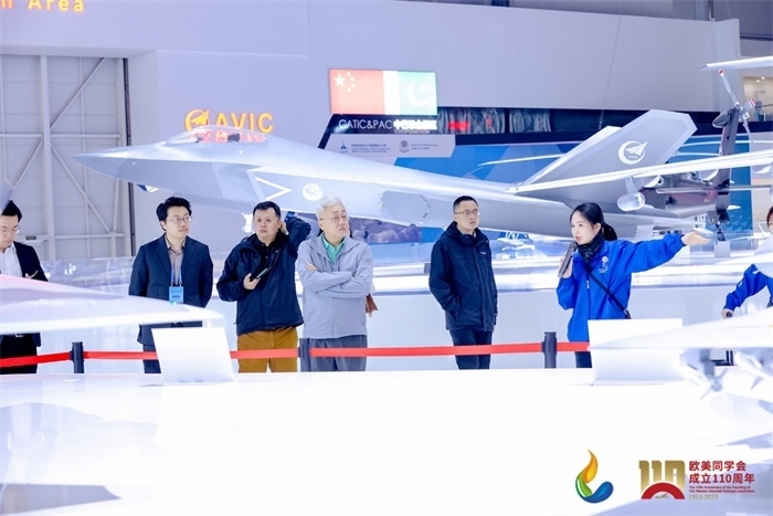 參會(huì)嘉賓和留學(xué)歸國人員參觀珠海太空中心。主辦方供圖