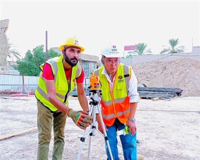中伊工人在施工中。中國(guó)電建供圖