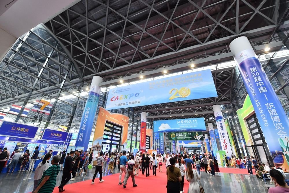 2023年9月18日，參觀者在第二十屆中國(guó)—東盟博覽會(huì)東盟商品展區(qū)選購(gòu)商品。新華社記者 黃孝邦 攝