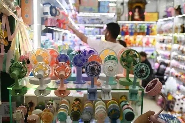 △近期，客商在浙江義烏國際商貿(mào)城采購商品。