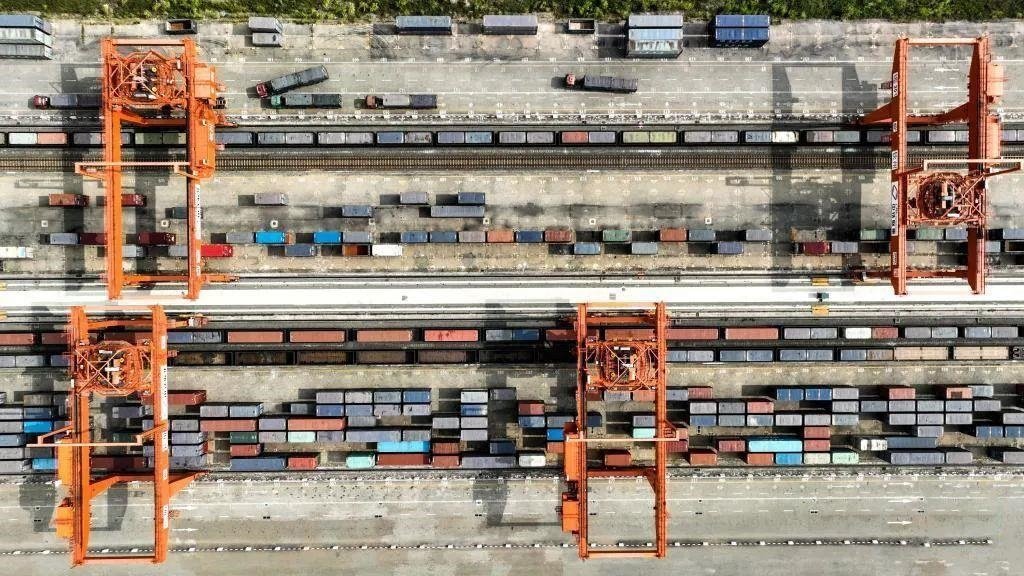 △2023年11月12日，火車在廣西欽州港碼頭裝運集裝箱。