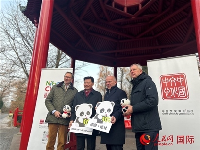 中國文化中心組織的主題活動現(xiàn)場。從左至右依次為柏林動物園園長克尼里姆、中國駐德國大使吳懇、柏林市長韋格納、柏林動物園監(jiān)事會主席布魯克曼。人民網(wǎng)記者 徐馨攝