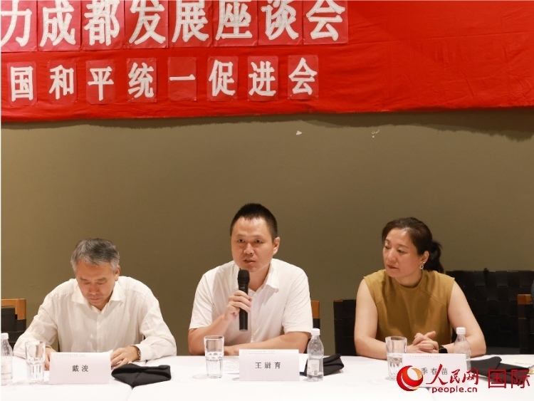 中國駐里約總領(lǐng)館副總領(lǐng)事王尉育（中）在座談會中致辭。人民網(wǎng)記者 陳海琪攝