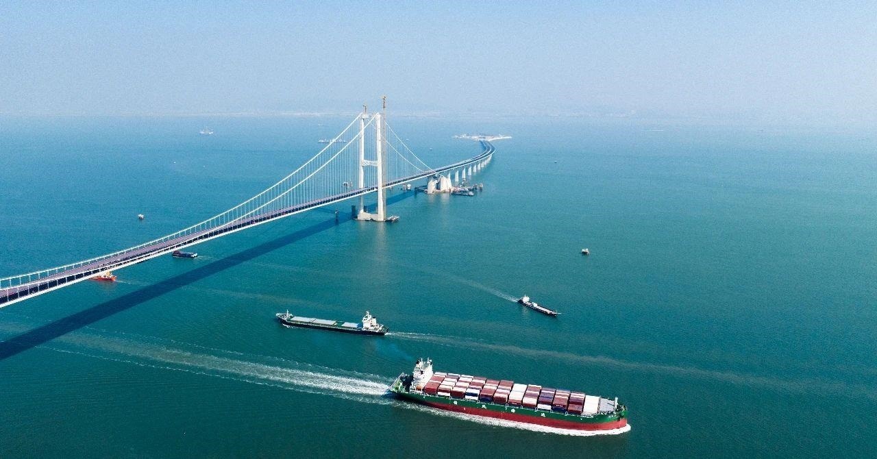 △2023年11月28日，國(guó)家重大工程深中通道海底沉管隧道貫通。