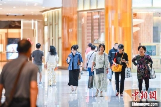 圖為顧客在cdf?？趪?guó)際免稅城內(nèi)選購(gòu)商品。<a target='_blank' href='/' ><p align=