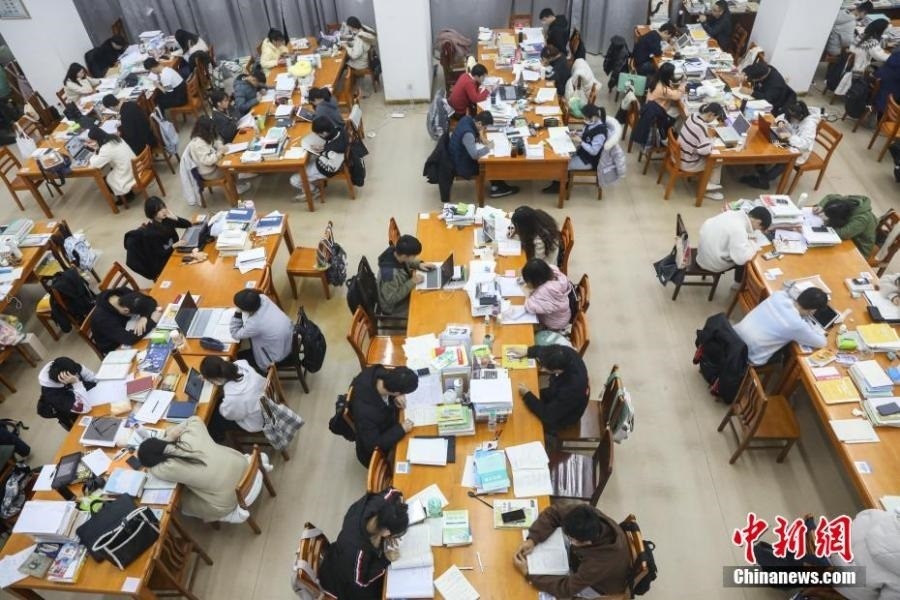 資料圖：眾多考研學生在南昌大學圖書館的自習室內(nèi)復習備考。劉力鑫 攝