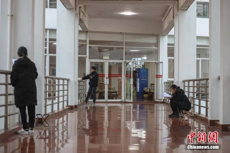 資料圖：幾位考研學生在南昌大學教學樓的天橋上復習備考。劉力鑫 攝