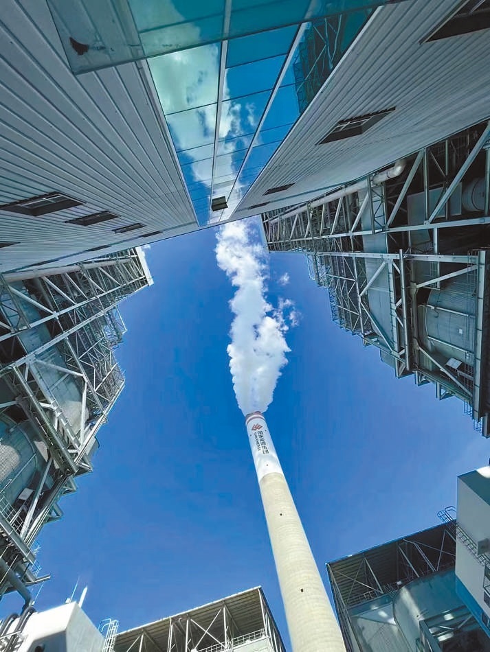  綠色低碳 近日，來自10余個(gè)國(guó)家的國(guó)際青年跟隨“世界青年能源行”活動(dòng)走進(jìn)國(guó)家能源集團(tuán)江蘇泰州電廠。作為亞洲最大火電二氧化碳捕集、利用與封存項(xiàng)目，該項(xiàng)目每年可捕集消納二氧化碳50萬噸。 美國(guó)籍演員、主持人 史蒂文·韋德斯攝 “走在電廠里，體驗(yàn)各種高科技，真切感受到中國(guó)在清潔能源方面發(fā)展迅速，許多技術(shù)走在了世界前列。”