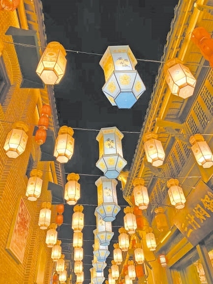  古城新韻 位于安徽安慶市安慶古城的倒扒獅歷史文化街區(qū)依江而建，在保留歷史建筑的同時(shí)，引入產(chǎn)業(yè)新業(yè)態(tài)，激發(fā)歷史文化街區(qū)活力，吸引了眾多游客前來游玩。 韓國(guó)籍視頻博主 金峻范攝