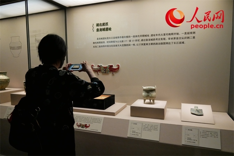 今年9月，觀眾正在參觀“鑒往知遠(yuǎn)——新時代考古成果展”。人民網(wǎng)記者 韋衍行攝