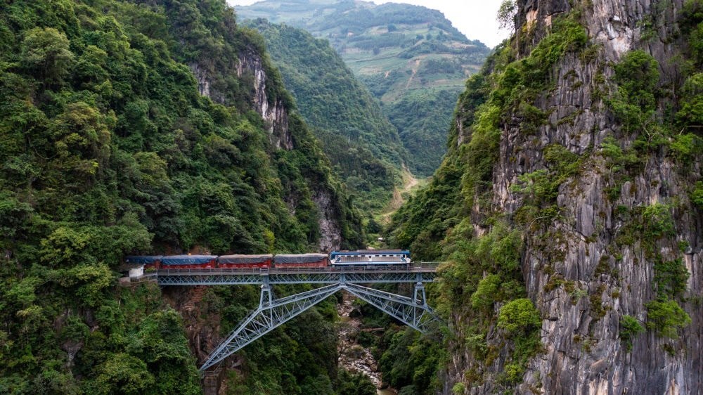 2023年6月20日，一列火車駛過(guò)人字橋。