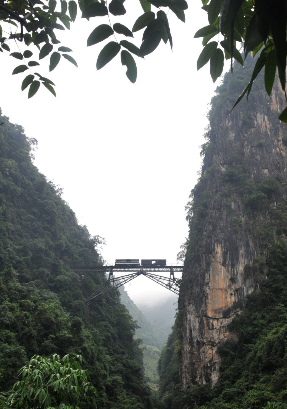 2009年6月1日，一列小火車從人字橋上通過(guò)。