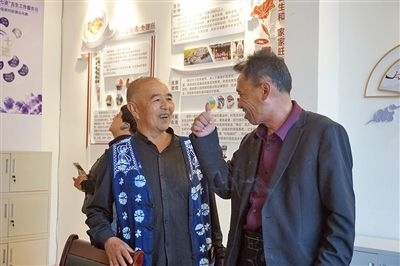  在大理州古生村訴訟服務站內，全國人大代表樊九平為“阿鵬調解員”點贊。