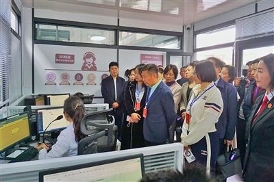  在昆明中院訴前調解工作室內，代表們觀摩法官線上調解。