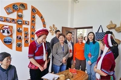  在大理法院喜洲法庭，代表們與“金花調解員”共同探討民族特色調解工作方法。