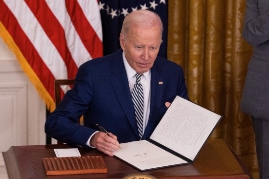 10月30日，美國總統(tǒng)拜登在華盛頓白宮簽署人工智能監(jiān)管行政令。新華社發(fā)（亞倫攝）