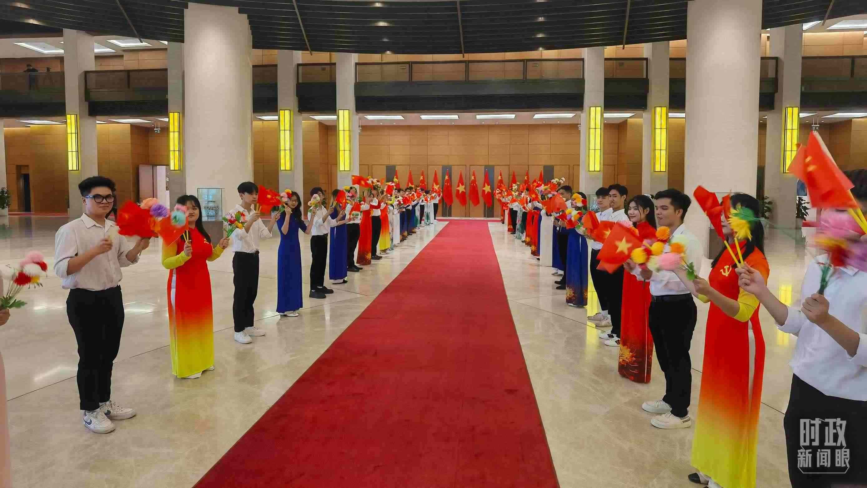 △夾道歡迎的當?shù)厍嗄?。（總臺央視記者周志國拍攝）