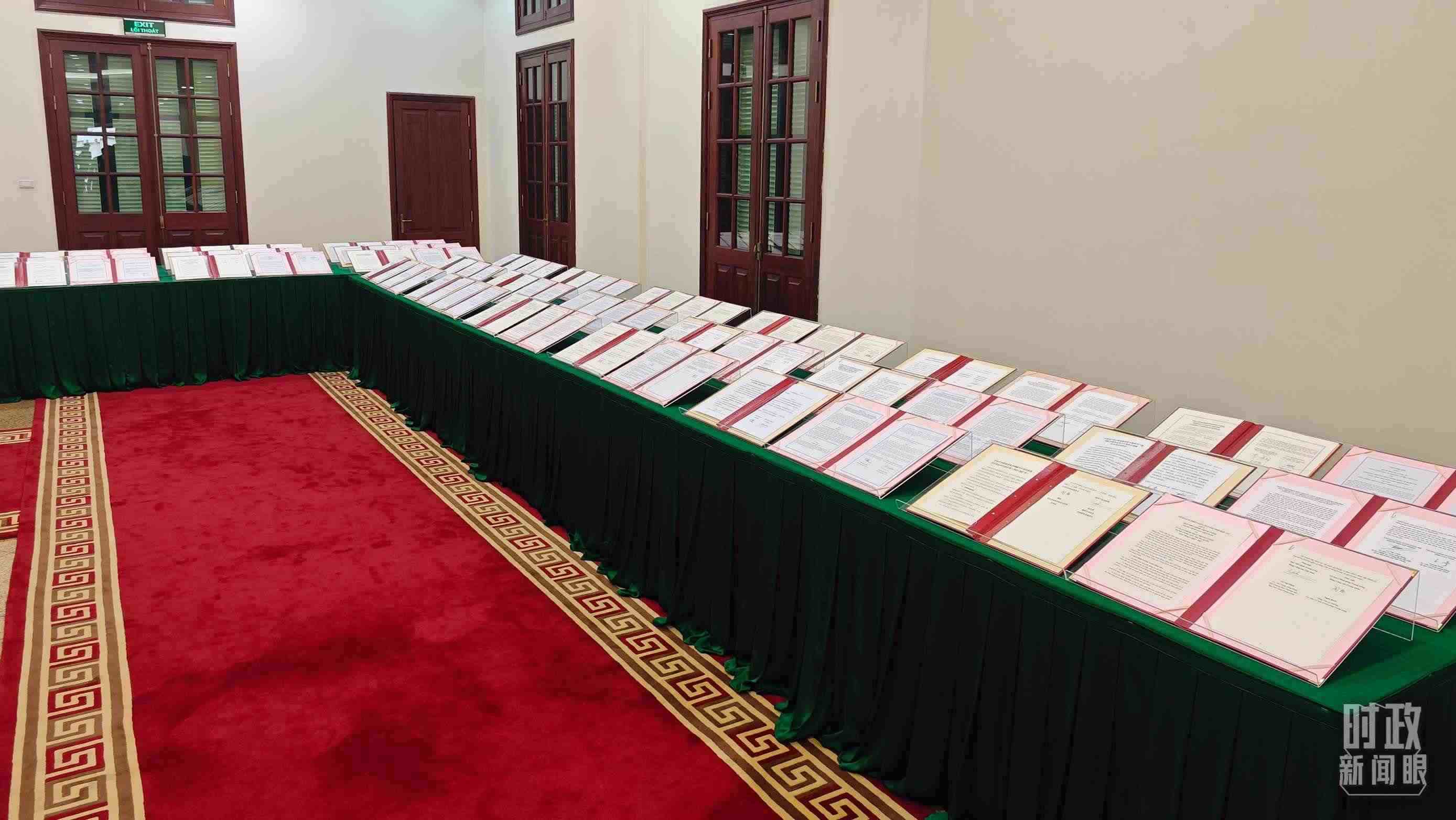 △會談后，兩黨總書記共同見證雙方簽署的雙邊合作文件展示，涵蓋共建“一帶一路”等30多個領(lǐng)域。（總臺央視記者耿小龍拍攝）