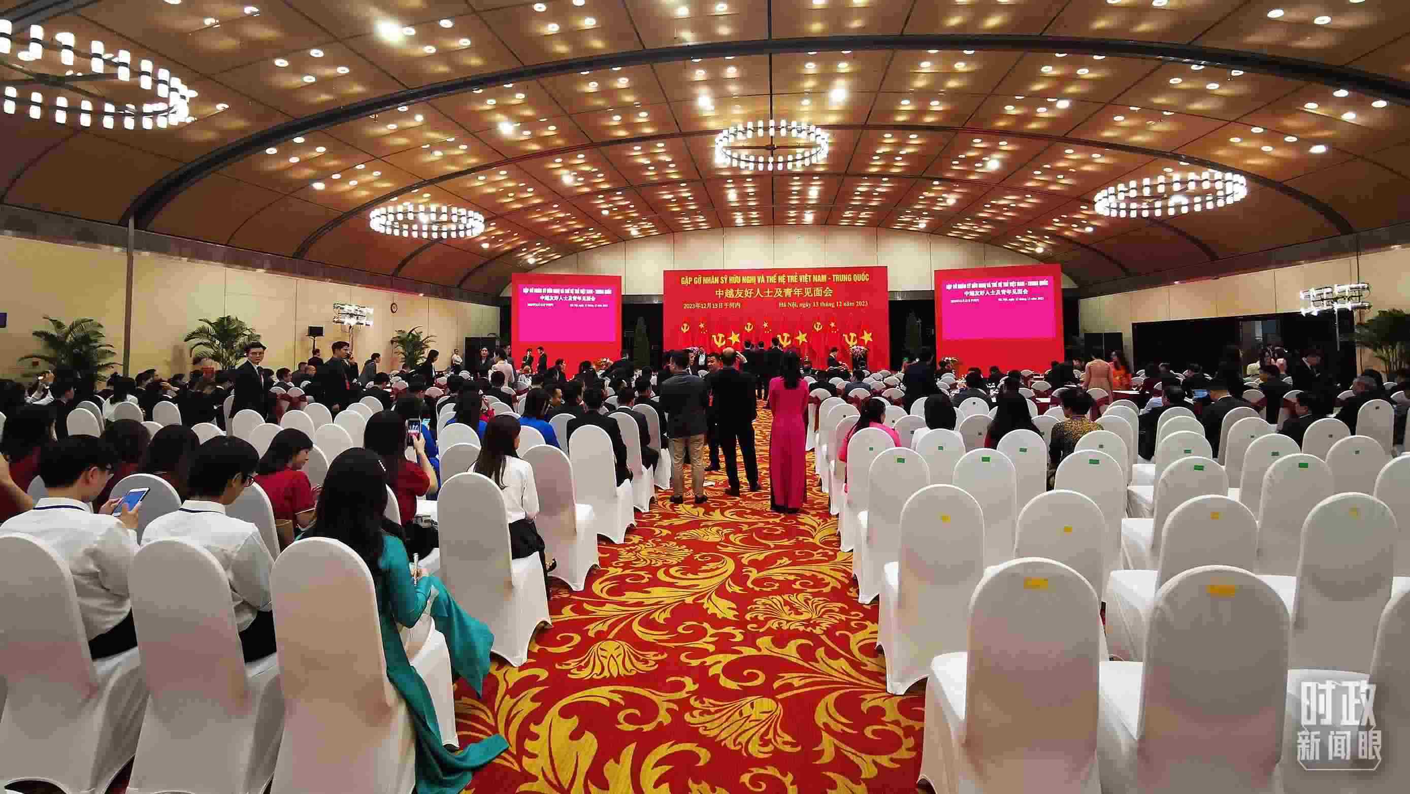 △習近平出席中越友好人士及青年見面會。這是見面會開始前的場景。（總臺央視記者荊偉拍攝）