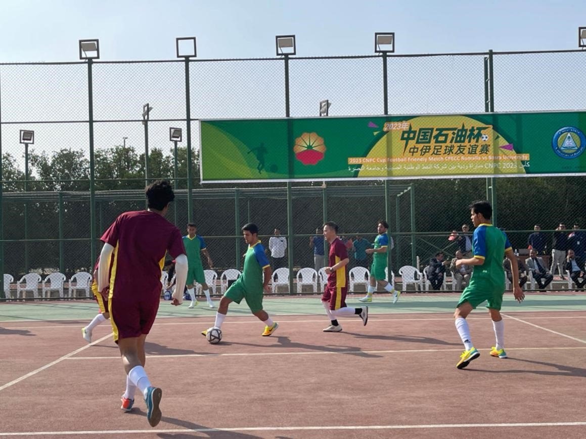 12月14日，中國(guó)石油（伊拉克）魯邁拉片區(qū)舉辦公共開(kāi)放日和足球友誼賽。中國(guó)石油工程建設(shè)有限公司魯邁拉項(xiàng)目代表隊(duì)與巴士拉大學(xué)代表隊(duì)進(jìn)行了比賽，巴士拉大學(xué)代表隊(duì)獲勝。文學(xué)軍攝