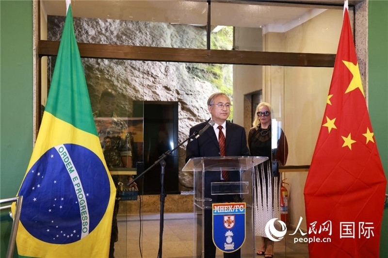 中國攝影家協(xié)會駐會副主席鄭更生在攝影展開幕式上致辭。 人民網(wǎng)記者 陳海琪攝