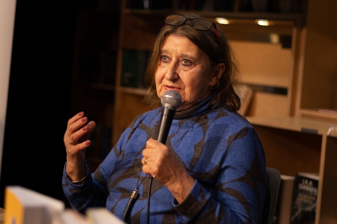 埃娃介紹作品。摩爾多瓦尼·巴爾納巴斯攝