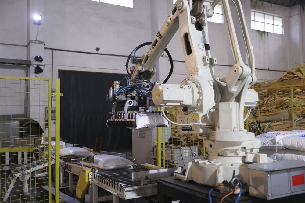 12月14日，在廣西來賓東糖鳳凰有限公司，機(jī)械臂在廠房碼放白砂糖成品。