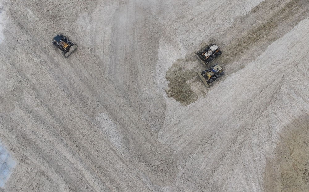 12月12日，在廣西湘桂華糖制糖集團(tuán)來賓紙業(yè)有限責(zé)任公司，工作人員在整理蔗渣（無人機(jī)照片）。
