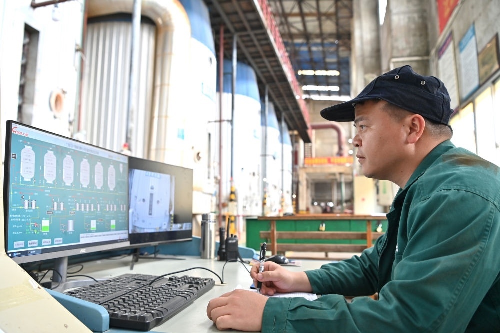 12月12日，工作人員在廣西來賓小平陽湘桂制糖有限公司監(jiān)控蒸發(fā)系統(tǒng)。