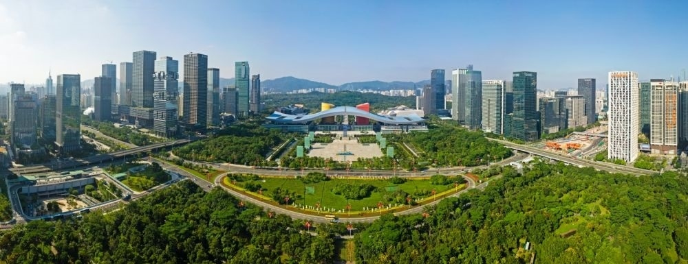 這是在廣東省深圳市拍攝的深圳市民中心和蓮花山公園一線（2020年10月2日攝，無人機照片）。新華社記者 梁旭 攝