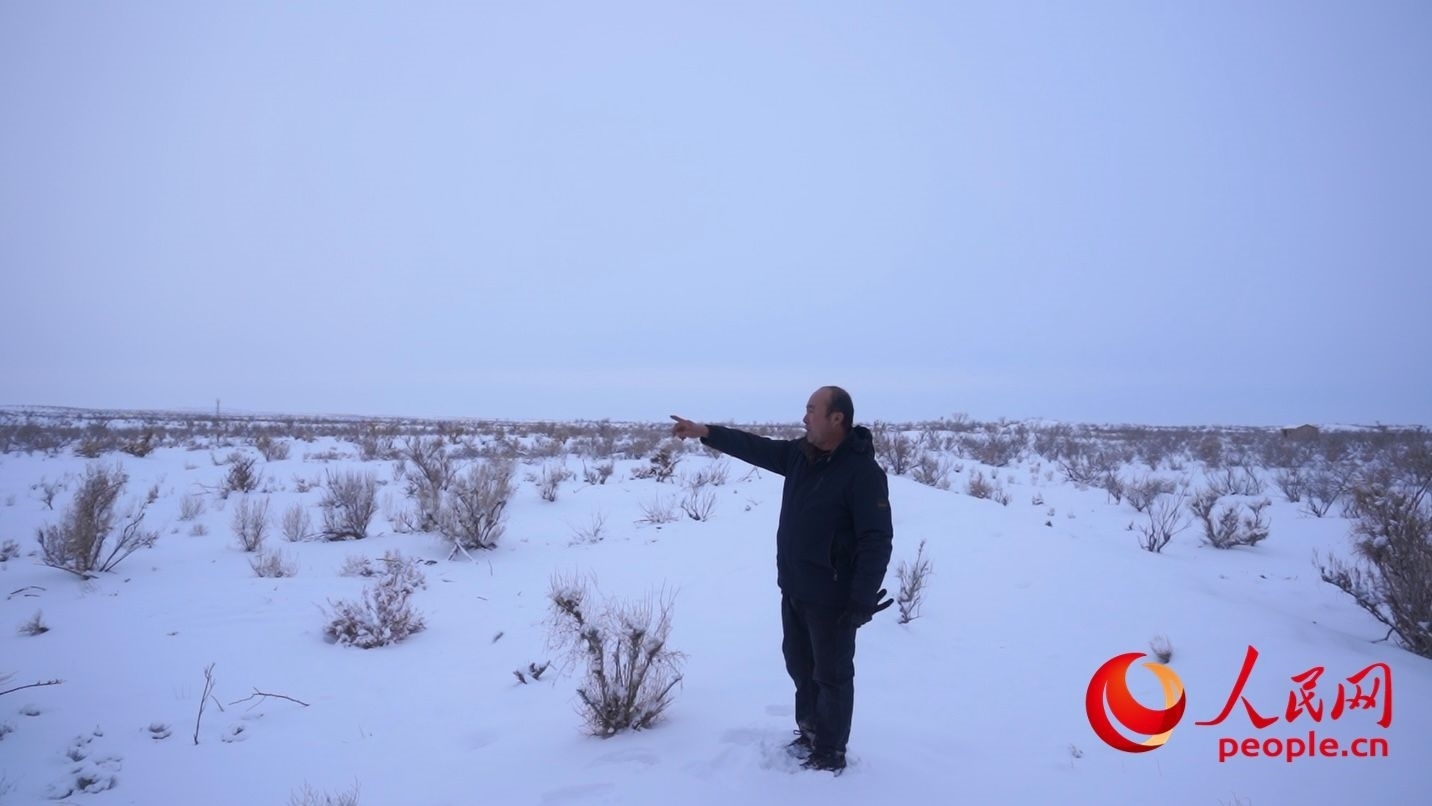 馬曉華向采訪團(tuán)介紹林場(chǎng)情況。人民網(wǎng) 周靜圓攝