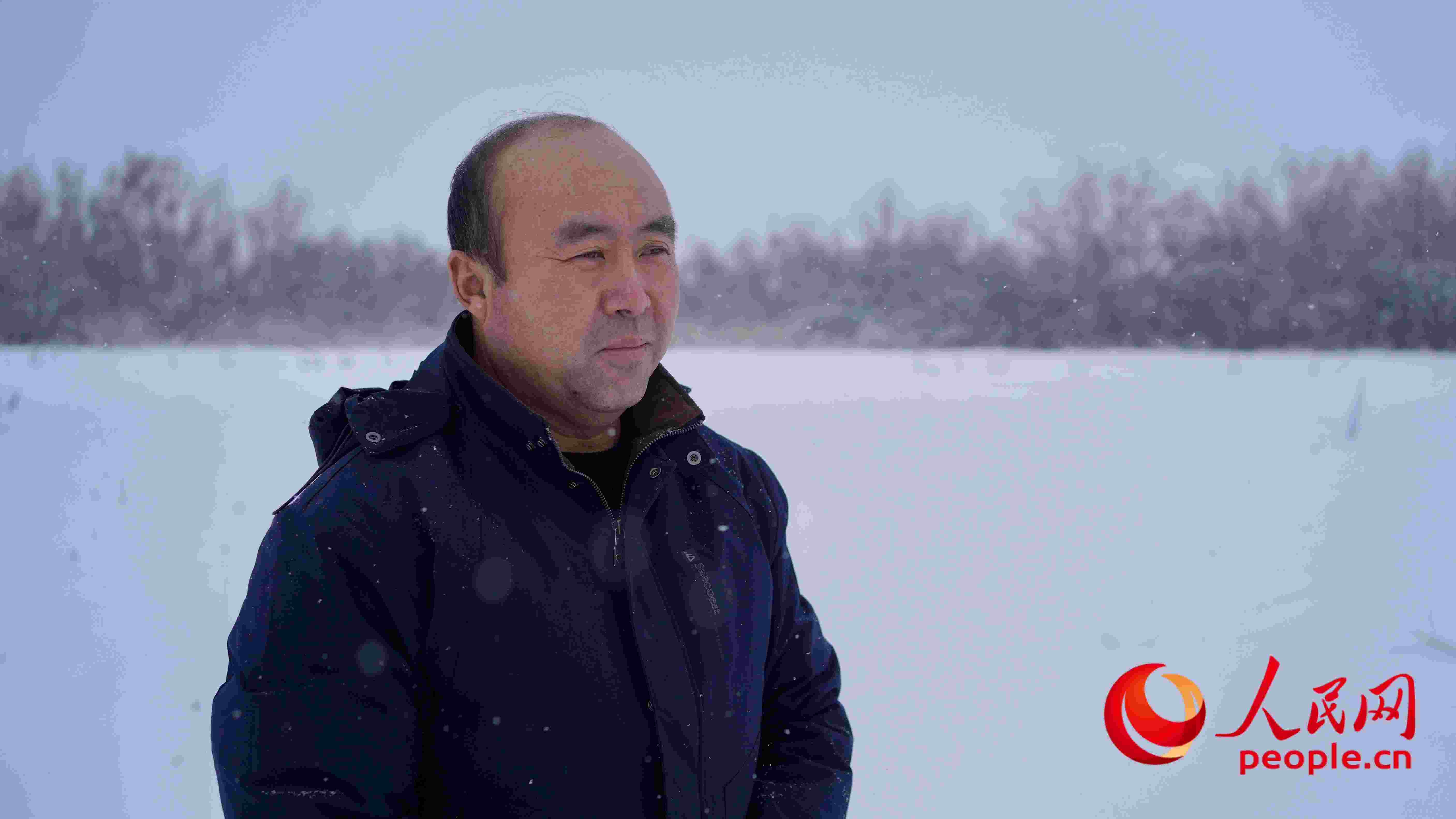 馬曉華回憶當(dāng)年和父親一起種樹的情形，滿是懷念。人民網(wǎng) 周靜圓攝