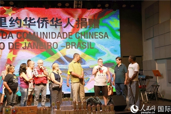 兒童殘障教育中心負(fù)責(zé)人胡里奧向捐贈方表示感謝。人民網(wǎng)記者 陳海琪攝