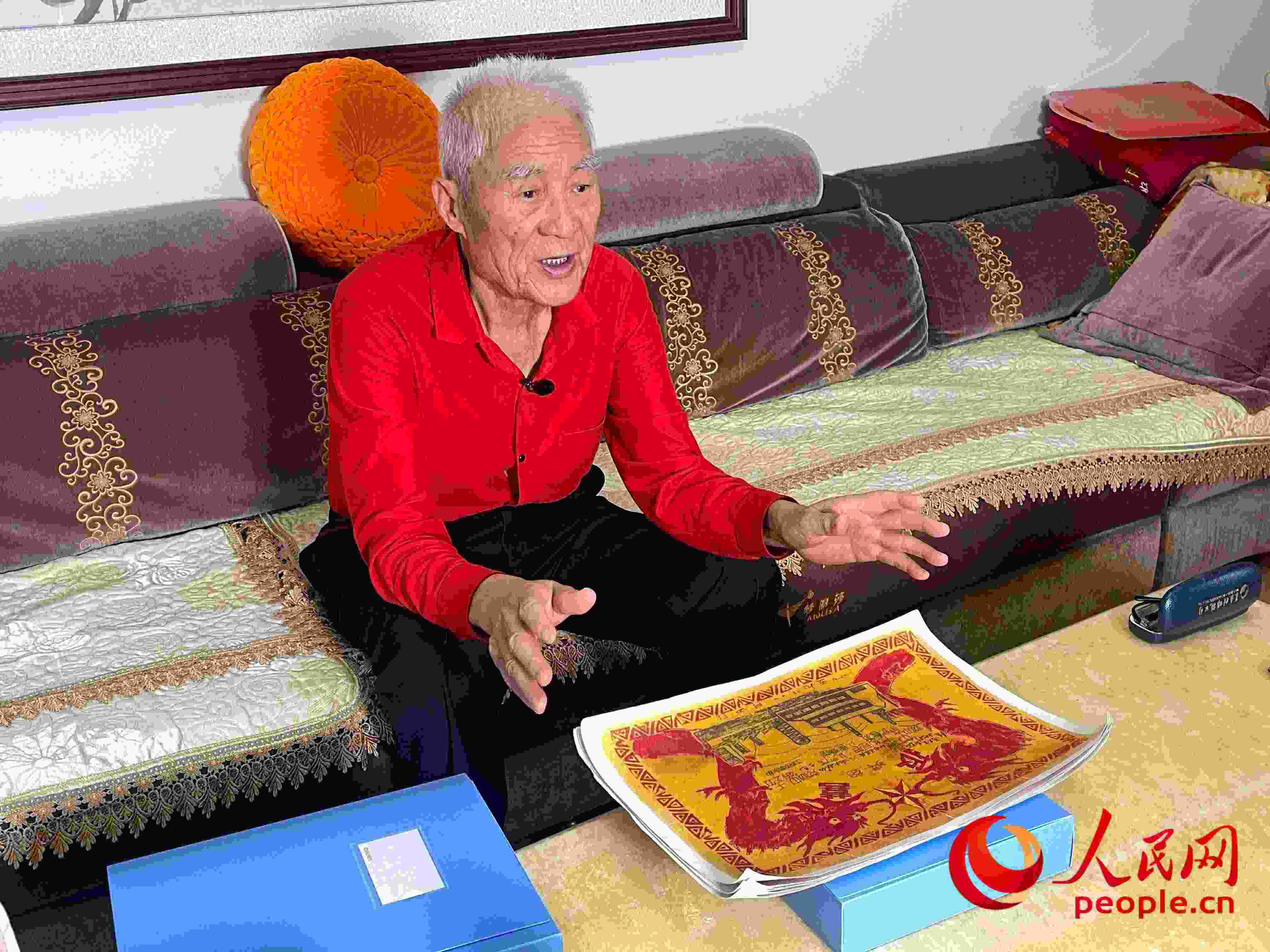 馬太生向采訪團(tuán)講述自己獲得獎(jiǎng)狀的經(jīng)歷。人民網(wǎng) 周靜圓攝