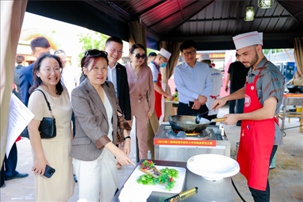 嘉賓現(xiàn)場觀摩。阿聯(lián)酋上?？偵虝咄l(xiāng)會供圖