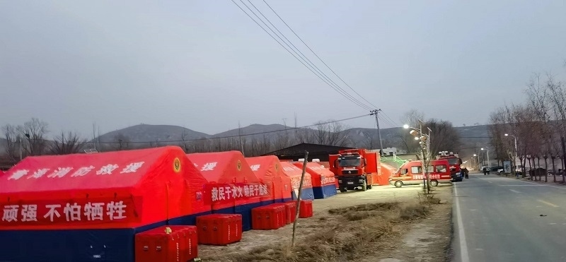 救災(zāi)隊員現(xiàn)場扎起了帳篷。王梅攝。