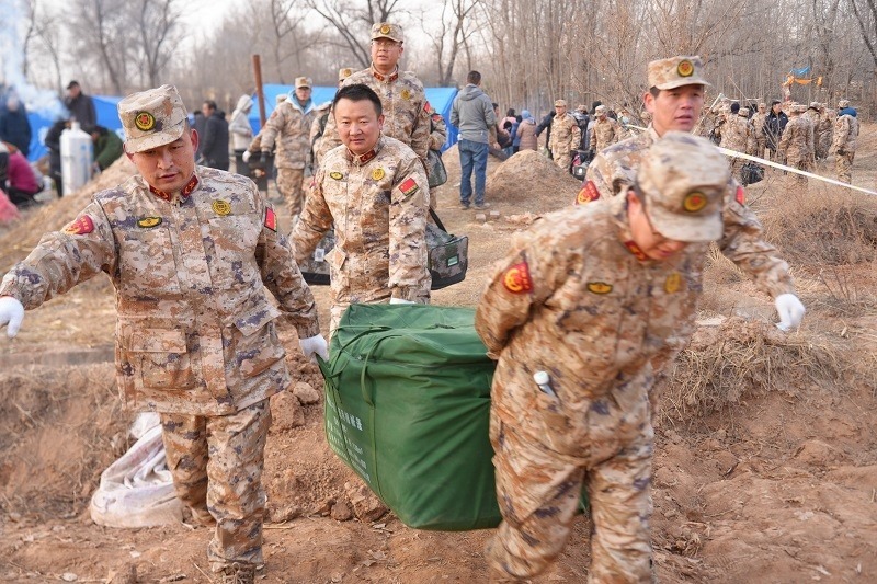 救援人員正在現(xiàn)場緊急搬運物資。賀勇攝。